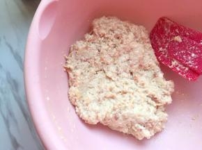 倒入味事达味极鲜，盐，料酒 搅拌均匀