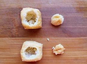 油豆腐用剪刀剪一个口子，掏空里面的豆腐