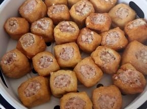 用筷子塞入馅料，上锅蒸30分钟即可，可以和饭一起蒸熟