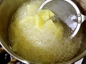锅里倒入适量多些的油，土豆块放进去炸