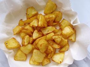 中火炸至外焦里熟，捞出来放吸油纸上