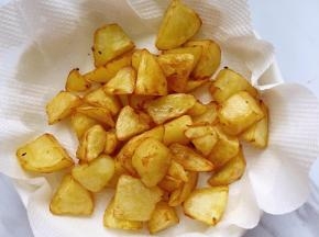 中火炸至外焦里熟，捞出来放吸油纸上