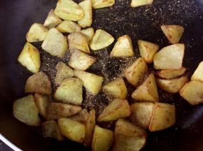 另起一个干净的锅，土豆块倒入锅里，撒些椒盐，孜然粉和辣椒粉翻炒几下，这样炒出来味道更香