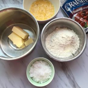 将所需材料备齐，黄油软化，蔓越莓干切碎