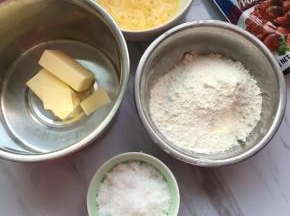 将所需材料备齐，黄油软化，蔓越莓干切碎