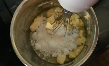 倒入糖粉打发至颜色变浅