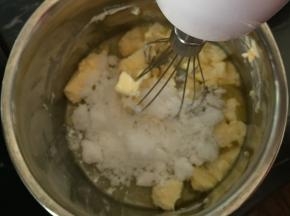 倒入糖粉打发至颜色变浅