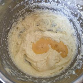 鸡蛋分3次倒入打匀