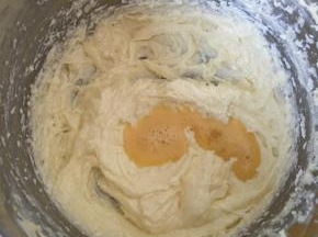 鸡蛋分3次倒入打匀