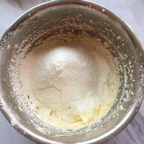 筛入低筋面粉用刮刀拌匀成团