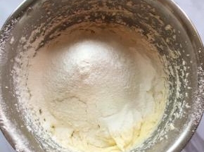 筛入低筋面粉用刮刀拌匀成团