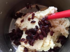 倒入蔓越莓干