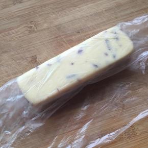 放入保鲜膜整成四方长形，放冰箱冷冻一小时