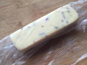 放入保鲜膜整成四方长形，放冰箱冷冻一小时