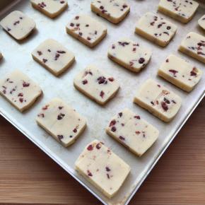 取出切厚度相同的片状，烤箱预热170度5分钟