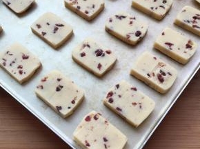 取出切厚度相同的片状，烤箱预热170度5分钟