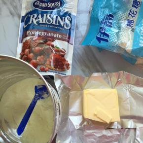 材料备齐，将蔓越莓干切碎