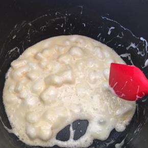 不沾锅里放入黄油融化后放入棉花糖，一边融化，一边搅拌，以免糊底