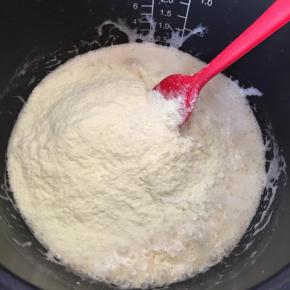 黄油和棉花糖融合倒入全部奶粉，快速拌匀，