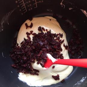 倒入蔓越莓干拌匀