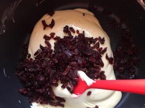 倒入蔓越莓干拌匀
