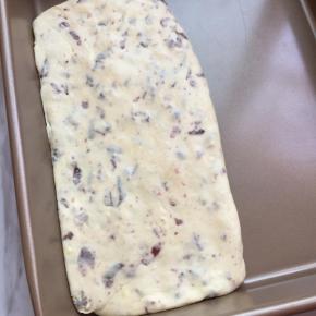 倒入不沾模具里整成型（最好垫一张油纸，放便拿出来 ）