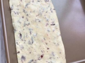 倒入不沾模具里整成型（最好垫一张油纸，放便拿出来 ）