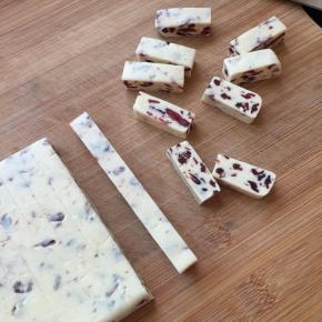 晾凉，留有余温的时候，切去边边角