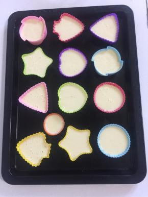 把搅拌好的面糊倒进硅胶模具中，震出里面的气泡！

