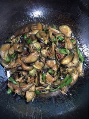 起锅前加入适量的鸡精翻炒均匀调味即可！
