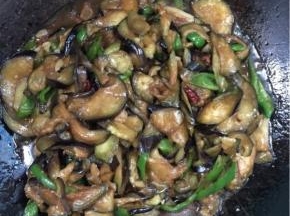 起锅前加入适量的鸡精翻炒均匀调味即可！
