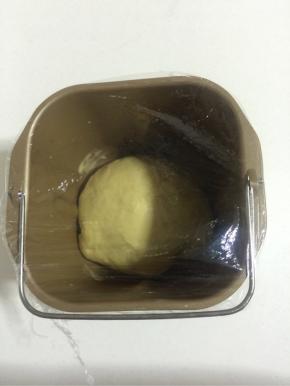 揉好的面团盖上保鲜膜，常温环境面团发酵至2倍大！【如果是冬天就放在烤箱里发酵！】

