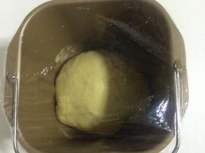 揉好的面团盖上保鲜膜，常温环境面团发酵至2倍大！【如果是冬天就放在烤箱里发酵！】

