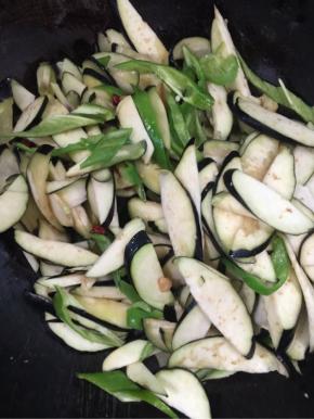 倒入切好的茄子和青椒翻炒均匀！

