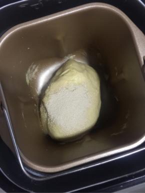 加入酵母再继续揉面10分钟！

