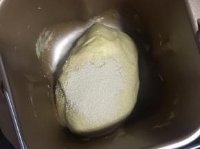 加入酵母再继续揉面10分钟！

