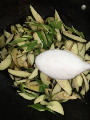 加入一勺盐翻炒均匀！

