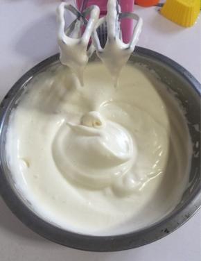 当提起打蛋器后，打蛋器头上沾着的蛋液不会很快滴下，并且打蛋器在盆中画出的花纹不会很快消失即可。

