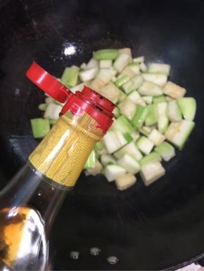 加入一勺红烧酱油调色！（红烧酱油不要放的太多，要不然颜色发黑不好看！）

