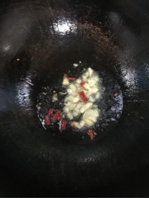锅烧热倒入适量的油，放入花椒，蒜瓣，干辣椒爆香！

