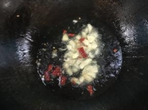 锅烧热倒入适量的油，放入花椒，蒜瓣，干辣椒爆香！

