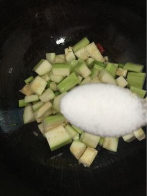 加入一勺盐翻炒均匀！（盐的用量根据自己买的户子的大小适当调整！）

