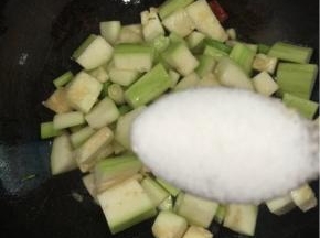 加入一勺盐翻炒均匀！（盐的用量根据自己买的户子的大小适当调整！）

