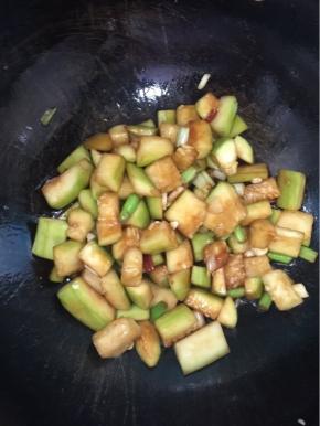 加入适量的味极鲜翻炒均匀！（没有也可以不放，或者用生抽来代替！）

