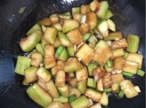 加入适量的味极鲜翻炒均匀！（没有也可以不放，或者用生抽来代替！）

