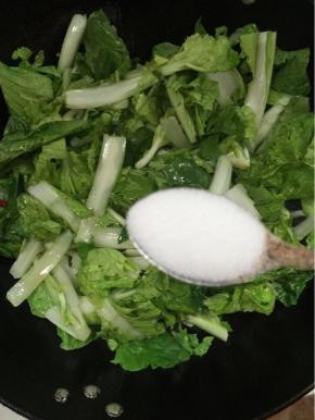 加入一勺盐翻炒均匀！

