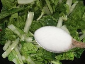 加入一勺盐翻炒均匀！

