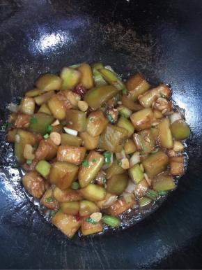 起锅前加入适量的葱花和鸡精翻炒均匀即可。

