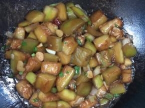 起锅前加入适量的葱花和鸡精翻炒均匀即可。

