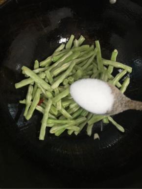 加入一勺盐翻炒均匀！

